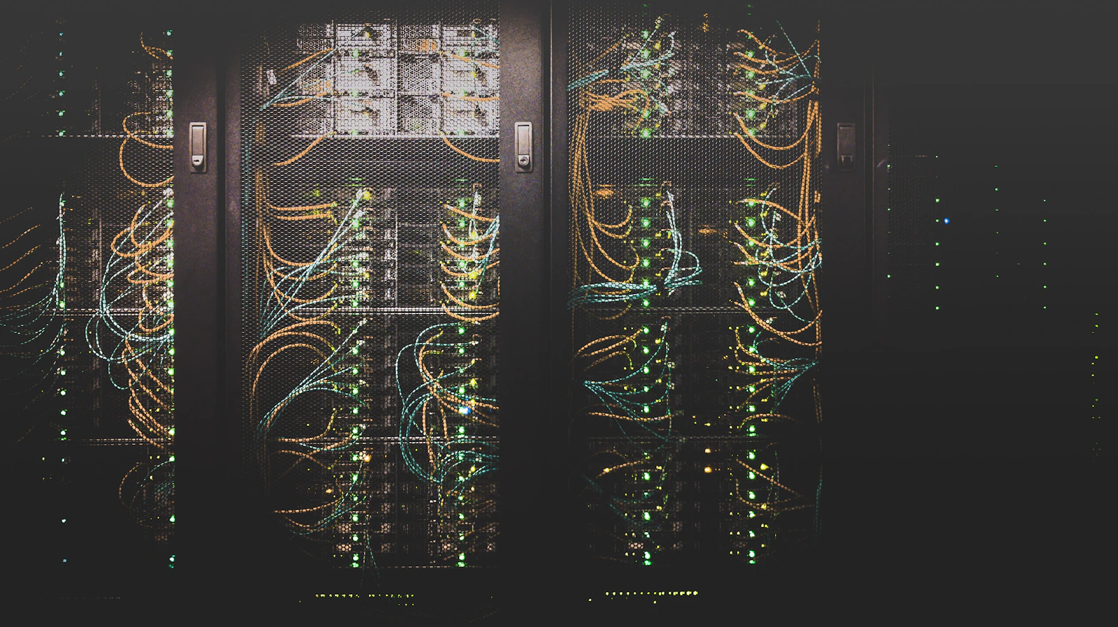 Corredor de um data center com racks iluminados por luz azul e violeta