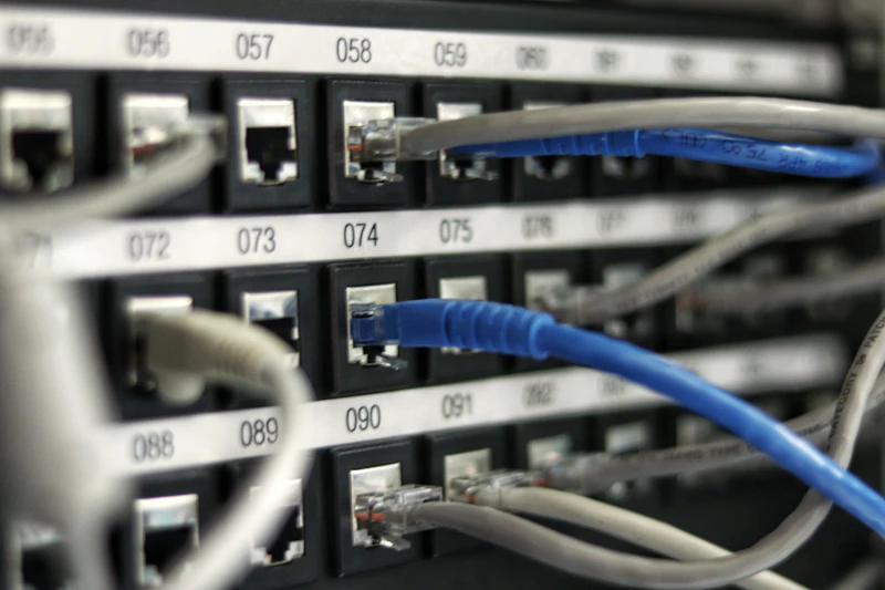 Data center visto em perspectiva com corredor de racks iluminado
